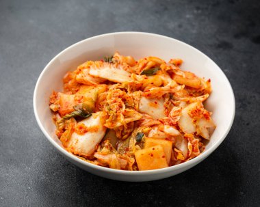 Geleneksel Kore Kimchi Lahanası, beyaz kasede. Sağlıklı yemek..