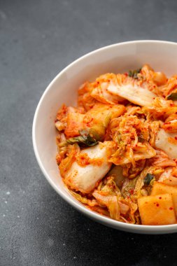 Geleneksel Kore Kimchi Lahanası, beyaz kasede. Sağlıklı yemek..