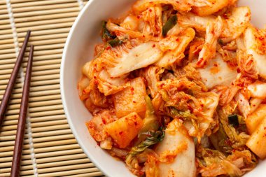 Geleneksel Kore Kimchi Lahanası, beyaz kasede. Sağlıklı yemek..