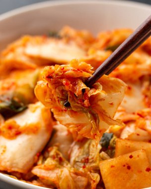 Geleneksel Kore Kimchi Lahanası, beyaz kasede. Sağlıklı yemek..