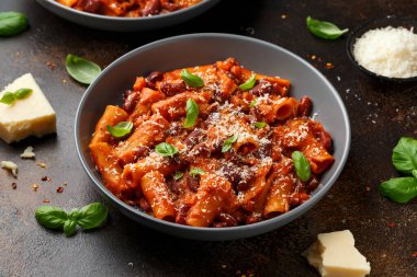 Fasulye, domates ve parmesan peynirli geleneksel İtalyan makarnası.