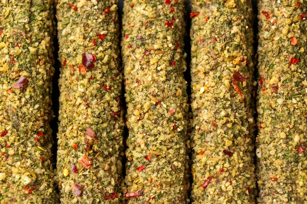 Agnello crudo Kofta spiedini su spiedini con mix di erbe su tavola di pietra rustica. pronto per la cottura — Foto Stock