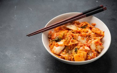 Geleneksel Kore Kimchi Lahanası, beyaz kasede. Sağlıklı yemek..
