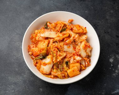 Geleneksel Kore Kimchi Lahanası, beyaz kasede. Sağlıklı yemek..