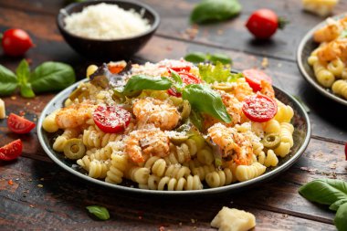 Salamura edilmiş yeşil zeytinli karidesli makarna salatası, vişneli domates ve parmesan peyniri.