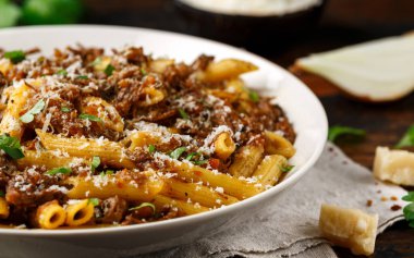 Parmesan peynirli beyaz kase üzerinde makarna. Geleneksel Napoli yemekleri.