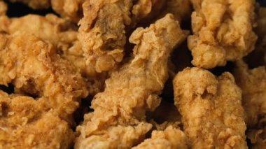 Kızarmış tavuk şeritleri. fast food. Döndürme videosu