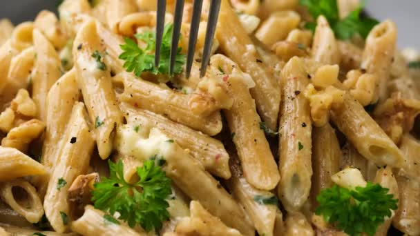 Pasta eten met gorgonzola kaas saus en walnoot. — Stockvideo