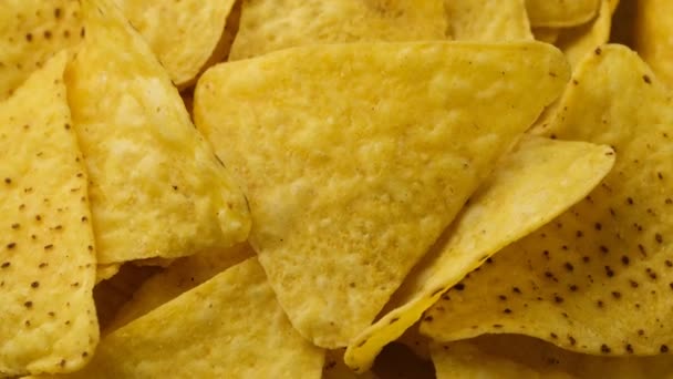 Tortilla de maíz amarillo Chips ecológicos. Vídeo giratorio — Vídeo de stock