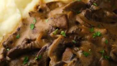 Mantarlı biftek ve patates püresi. Döndürme videosu.