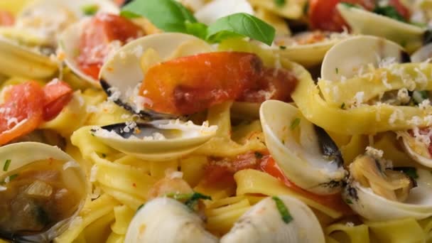 Beyaz deniz kabuklu tagliatelle makarna sarımsaklı ve maydanozlu beyaz şarap soslu vişneli domates ve parmesan peynirli.. — Stok video