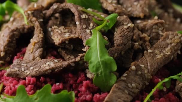Bulgaarse salade met rode biet en rosbief. Gezonde voeding — Stockvideo