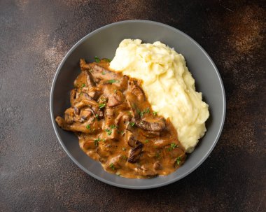 Mantarlı biftek ve patates püresi..