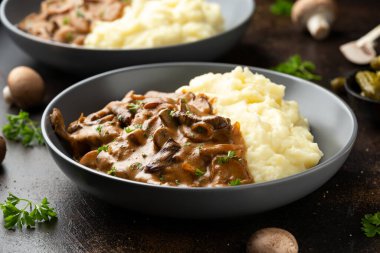 Mantarlı biftek ve patates püresi..