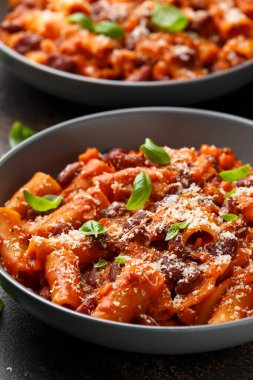 Fasulye, domates ve parmesan peynirli geleneksel İtalyan makarnası.