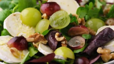 İtalyan salatası, keçi peyniri, üzüm ve ceviz. Sağlıklı Yemek