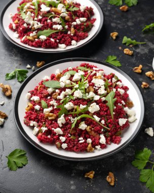 Pancar, ceviz, roka ve peynirli bulgur salatası. Sağlıklı diyet yemekleri