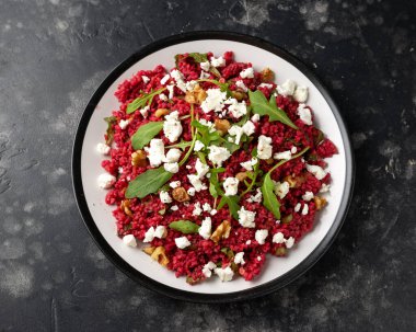 Pancar, ceviz, roka ve peynirli bulgur salatası. Sağlıklı diyet yemekleri