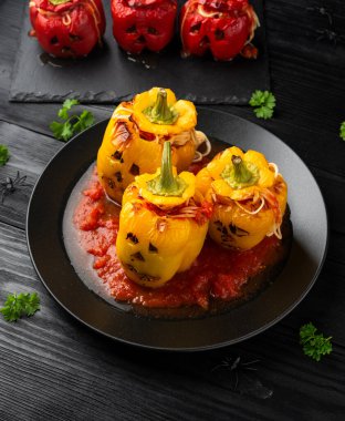 Cadılar Bayramı için dolgulu sarı biber..