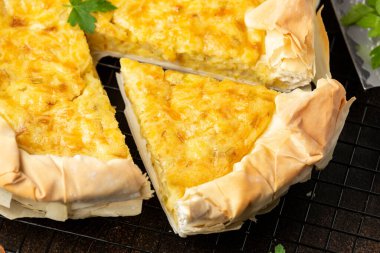 Ev yapımı peynirli ve soğanlı börek veya turta.