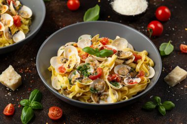 Beyaz kabuklu sarımsak ve maydanozlu beyaz şarap soslu tagliatelle soslu domatesli ve parmesan peynirli makarna.