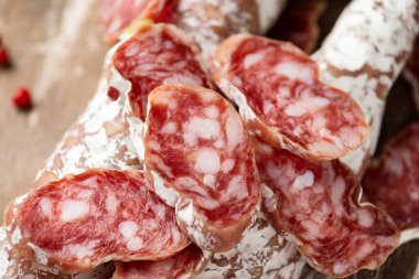 Geleneksel Fuetec tahta kesimi üzerine dilimlenmiş