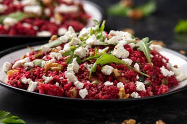 Pancar, ceviz, roka ve peynirli bulgur salatası. Sağlıklı diyet yemekleri