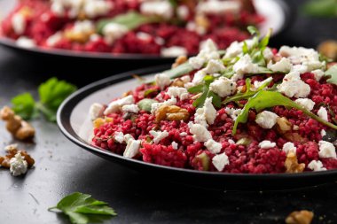 Pancar, ceviz, roka ve peynirli bulgur salatası. Sağlıklı diyet yemekleri