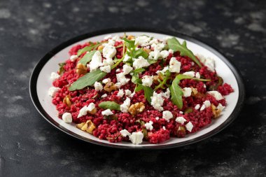 Pancar, ceviz, roka ve peynirli bulgur salatası. Sağlıklı diyet yemekleri