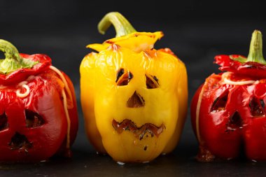 Cadılar Bayramı için sarı ve kırmızı biber doldurulmuş fenerler..