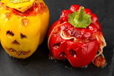 Cadılar Bayramı için sarı ve kırmızı biber doldurulmuş fenerler..