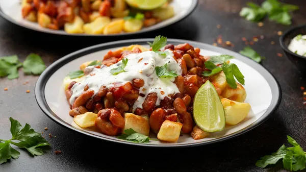 Frijol picante Chile con patata al horno, crema agria y lima. Comida saludable —  Fotos de Stock