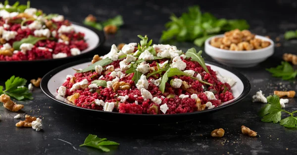 Pancar, ceviz, roka ve peynirli bulgur salatası. Sağlıklı diyet yemekleri
