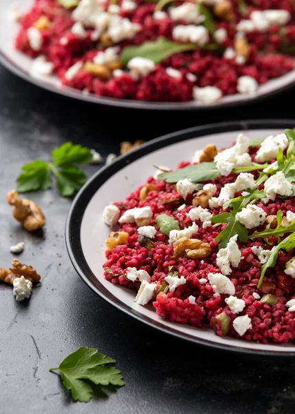 Pancar, ceviz, roka ve peynirli bulgur salatası. Sağlıklı diyet yemekleri