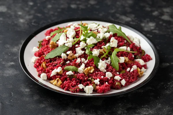 Pancar, ceviz, roka ve peynirli bulgur salatası. Sağlıklı diyet yemekleri