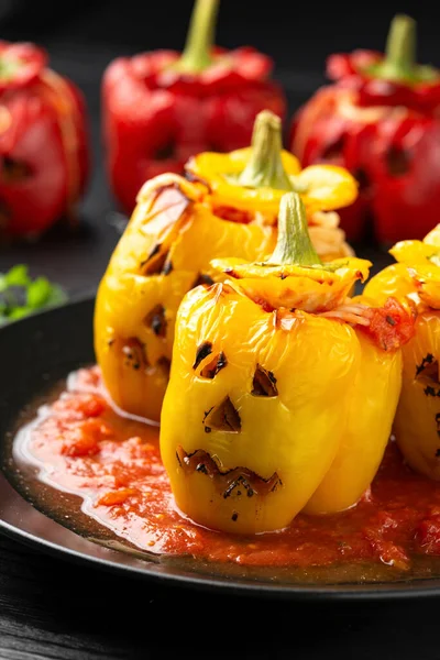 Cadılar Bayramı için dolgulu sarı biber..