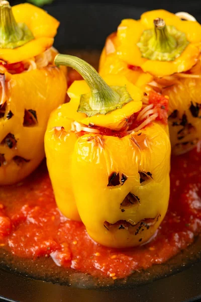 Cadılar Bayramı için dolgulu sarı biber..