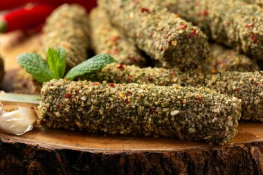 Çiğ kuzu kebabı şiş üzerinde ve tahta tahtada otların karışımı. Pişirmeye hazır.