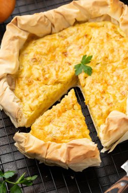 Ev yapımı peynirli ve soğanlı börek veya turta.