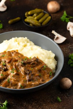 Mantarlı biftek ve patates püresi..