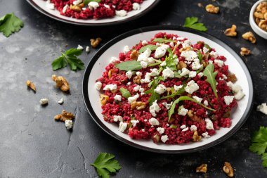 Pancar, ceviz, roka ve peynirli bulgur salatası. Sağlıklı diyet yemekleri