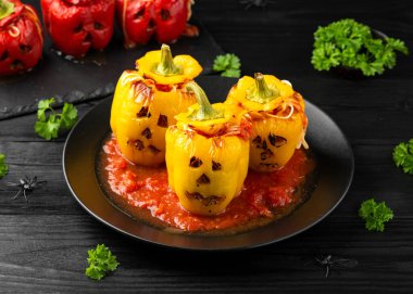 Cadılar Bayramı için dolgulu sarı biber..