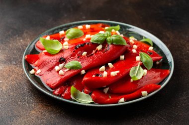 Fırında, ızgarada kavrulmuş kırmızı biber. Sağlıklı sebzeler