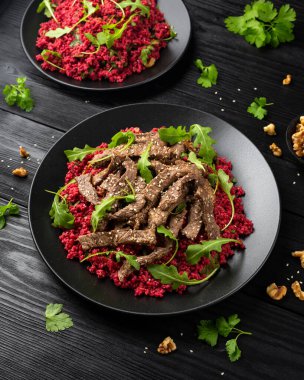 Pancar ve biftekli bulgur salatası. Sağlıklı diyet yemekleri