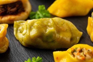 Dim Sum köfteleri ve Bao çörekleri taşra tahtasında. Geleneksel Çin yemekleri