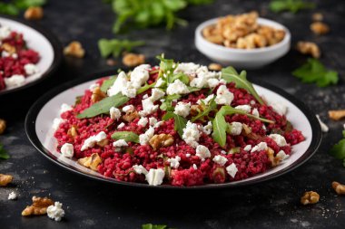 Pancar, ceviz, roka ve peynirli bulgur salatası. Sağlıklı diyet yemekleri