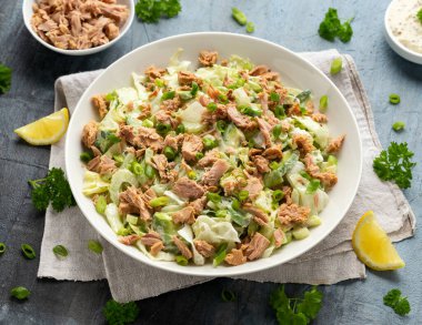 Avokado, kereviz, taze soğan ve marullu ton balığı salatası. Lezzetli sağlıklı yemek.