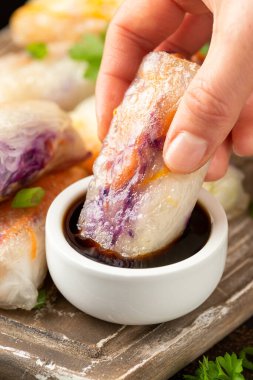 Kızarmış vejetaryen börekleri, tatlı ve mor lahana, pirinç eriştesi ve havuçlu pirinç kağıdı köfteleri.