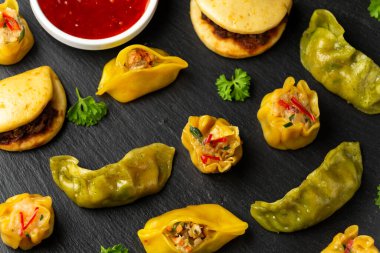 Dim Sum köfteleri ve Bao çörekleri taşra tahtasında. Geleneksel Çin yemekleri