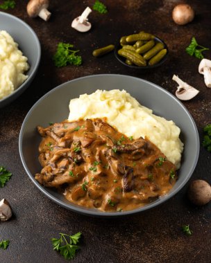 Mantarlı biftek ve patates püresi..